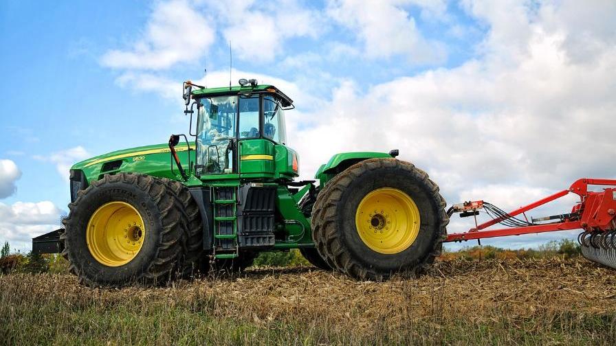 Traktor auf einem Feld (Quelle: Pixabay) Traktor auf einem Feld
